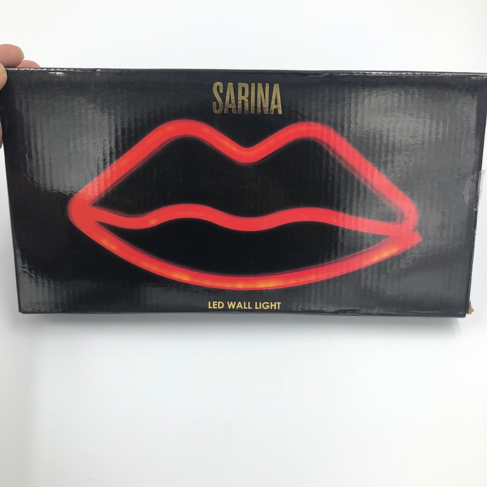 Red Lips LED Wall Light - Picture 8 of 10